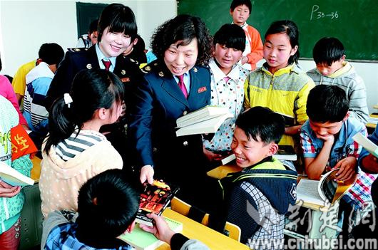 云梦县国税局青年志愿者为留守儿童送书