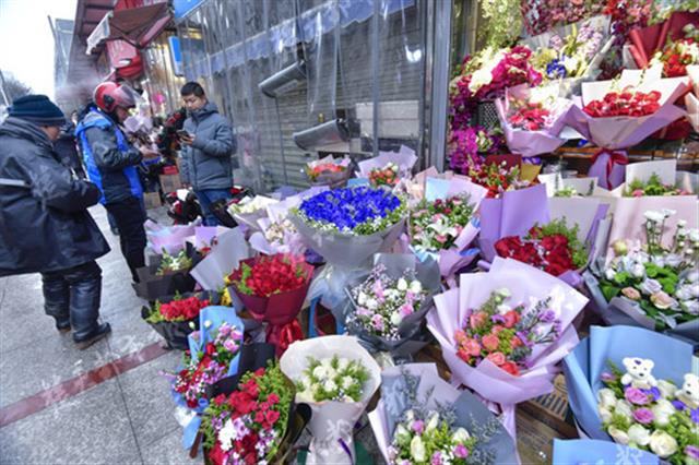 众多外卖,快递哥变身"送花郎"