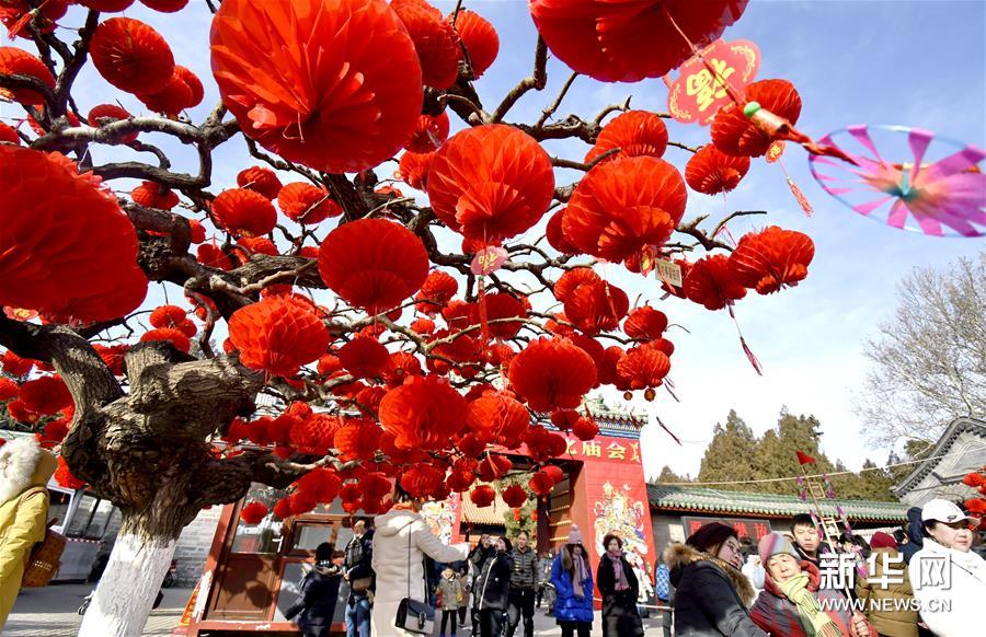 这是2月9日拍摄的地坛春节文化庙会一景. 新华社记者李欣摄