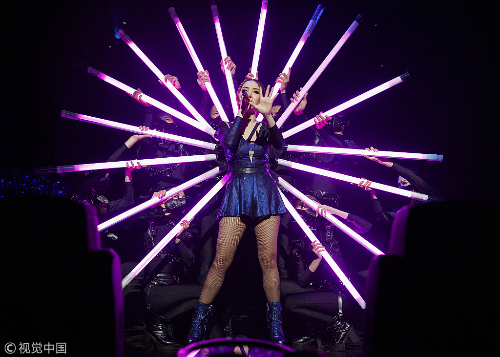 邓紫棋温哥华火爆开唱频换多套战衣飙高音