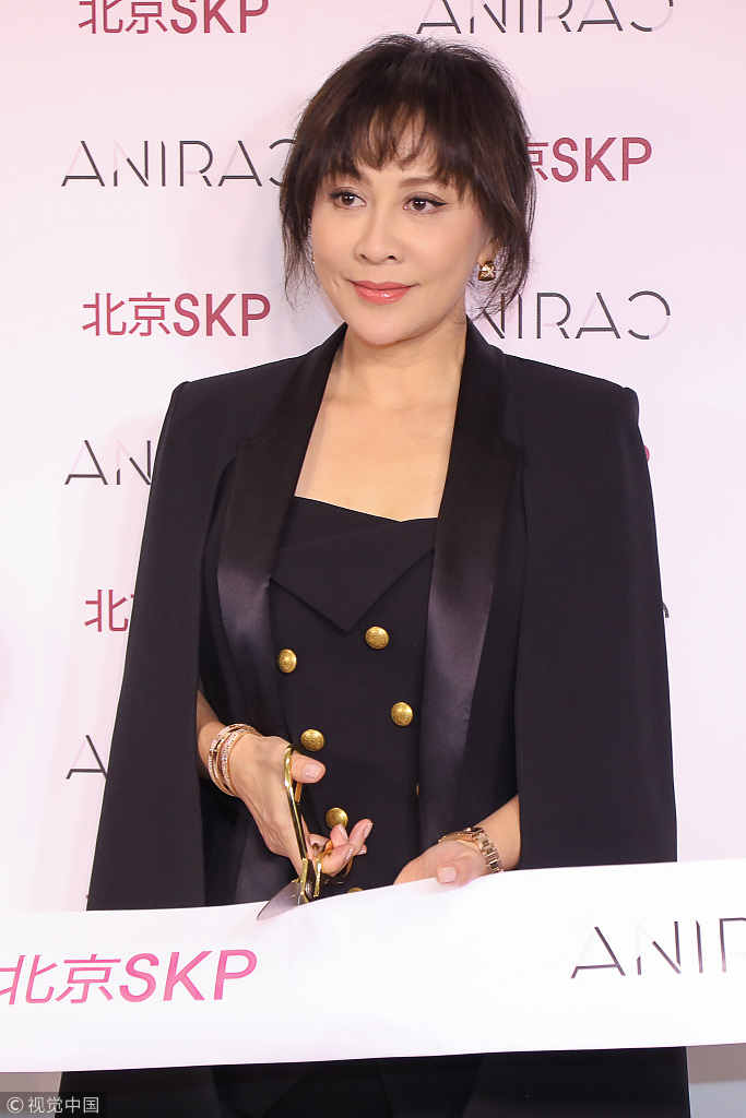 女王刘嘉玲披西装剪彩气场全开 举杯畅饮