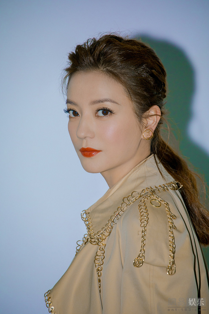 赵薇风衣造型演绎春日浪漫 露甜笑侧颜惊艳