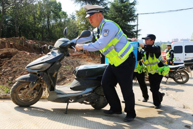 武汉东西湖区交警强力整治无证驾驶摩托车违章行为