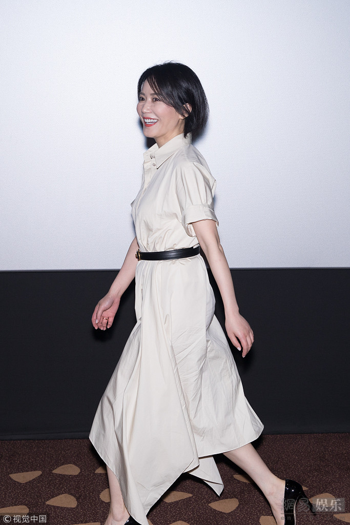 俞飞鸿一袭白裙显优雅获迷妹示爱娇羞挡脸