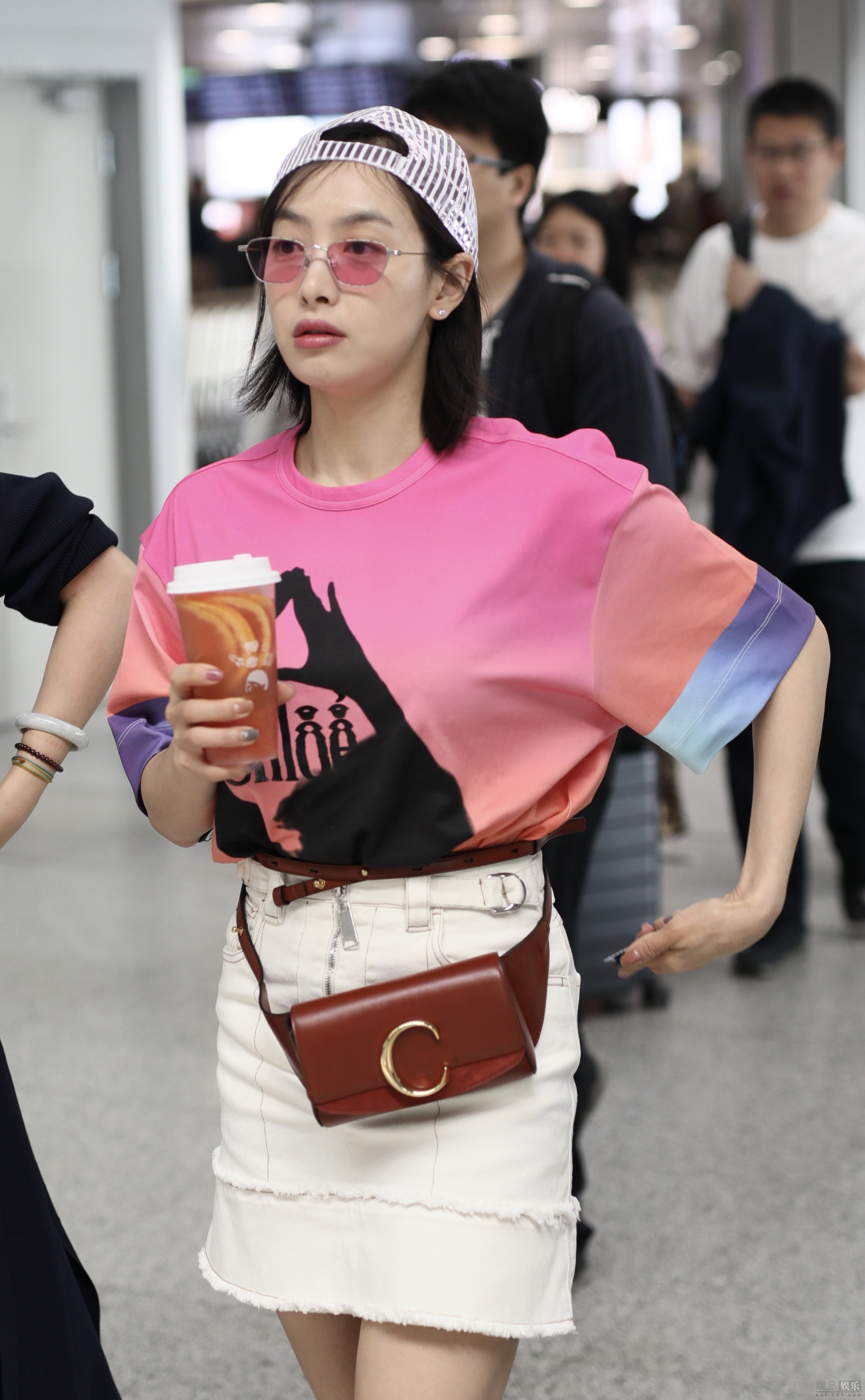 宋茜粉t搭牛仔裙大秀美腿捧茶饮获粉丝跟拍