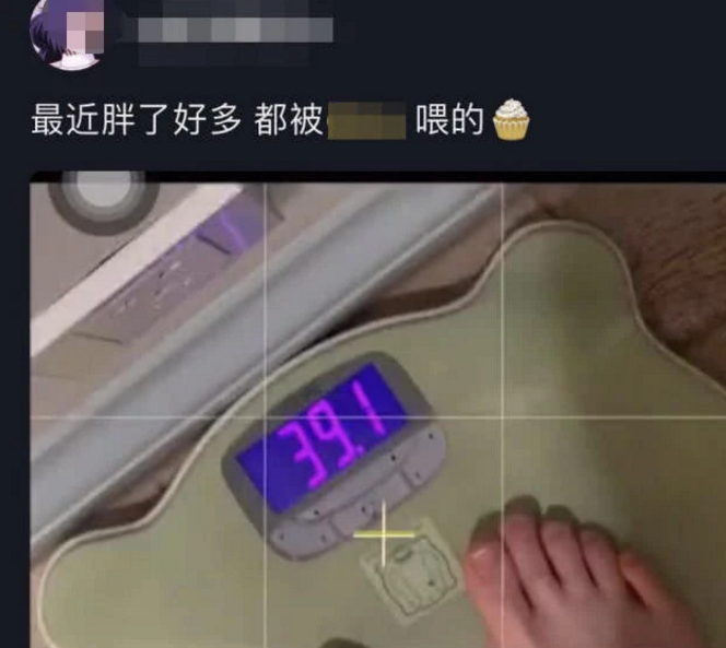 13岁李嫣首曝泳衣照像极妈妈王菲 体重78斤还嫌胖