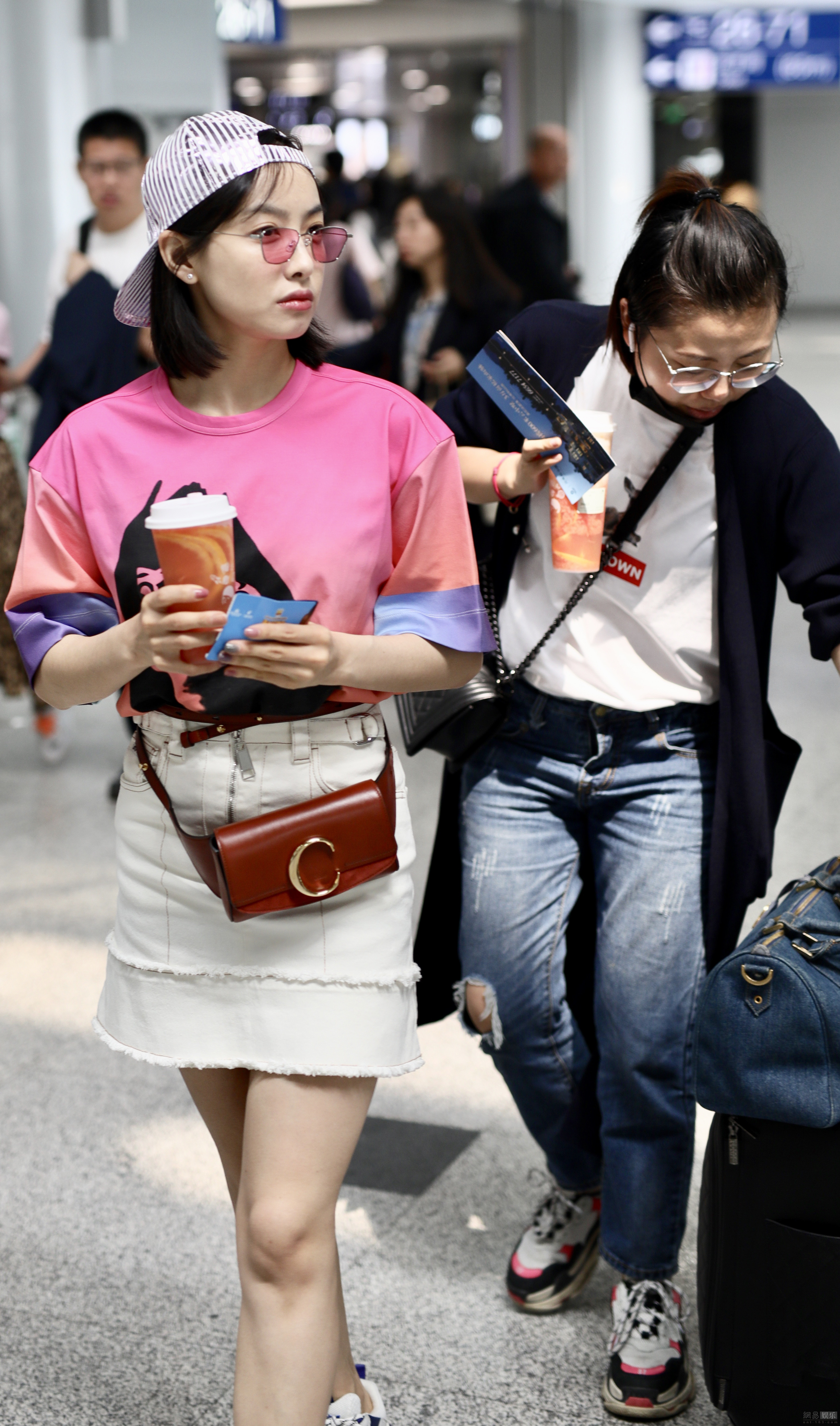 宋茜粉t搭牛仔裙大秀美腿捧茶饮获粉丝跟拍