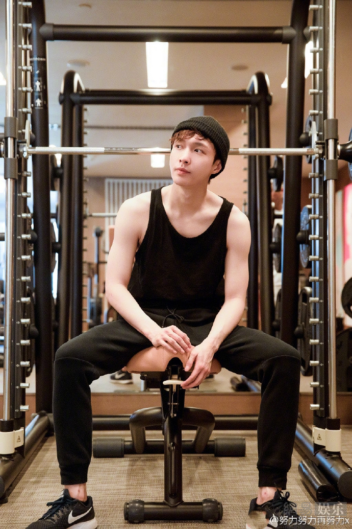 张艺兴笑称有八块腹肌穿背心荷尔蒙爆棚