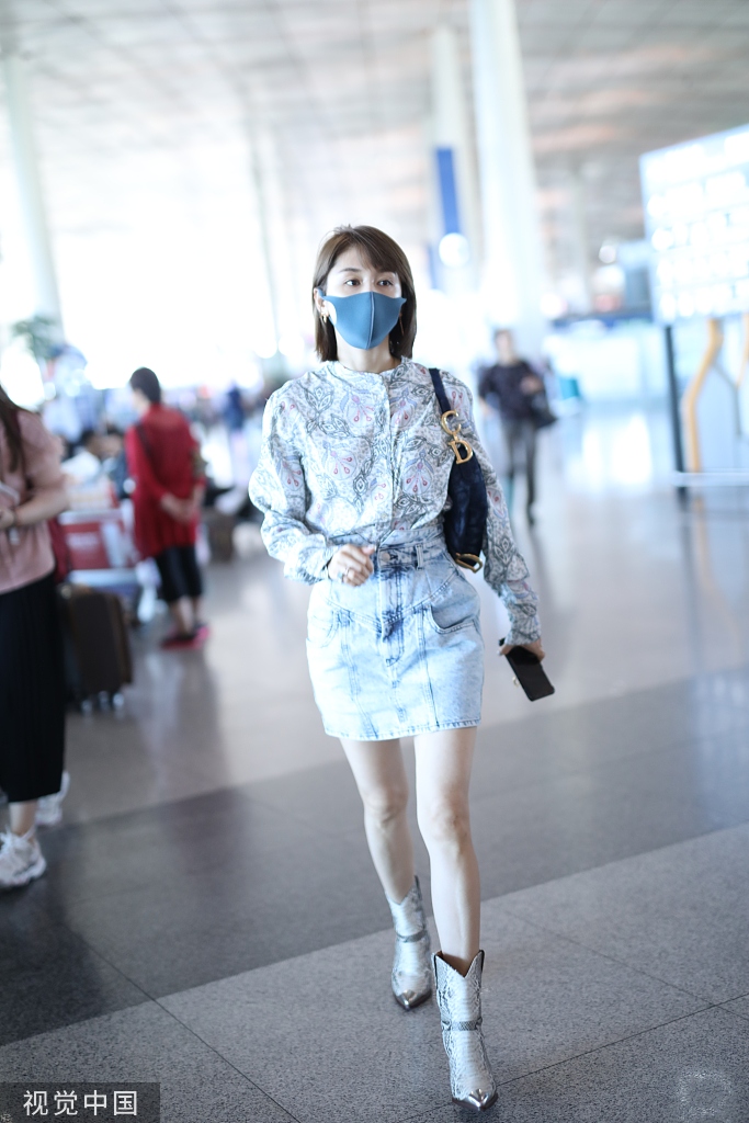 王子文短裙配蛇纹靴秀腿 短发尽显灵动气质