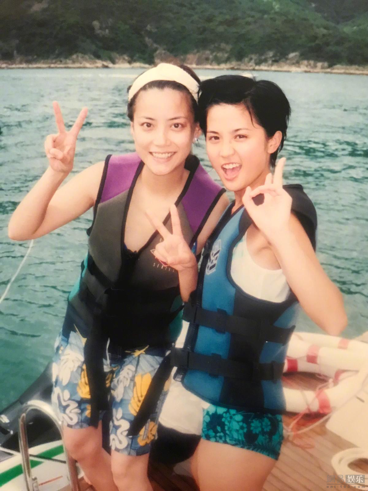 霍汶希晒旧照庆twins出道18年掀起回忆杀