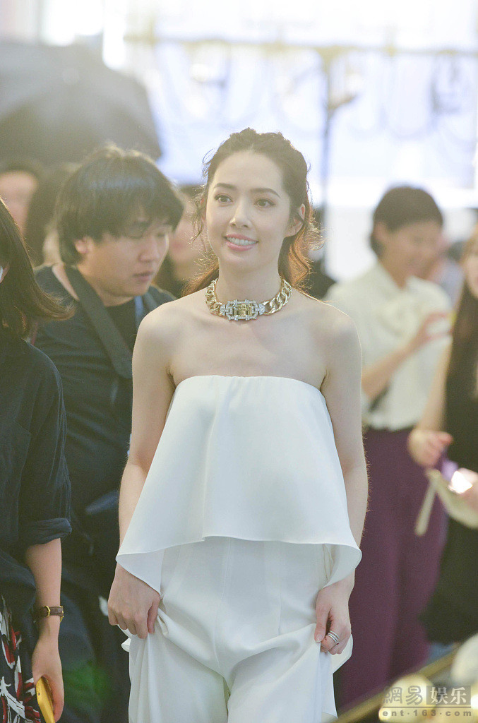 郭碧婷梳高马尾气质清新