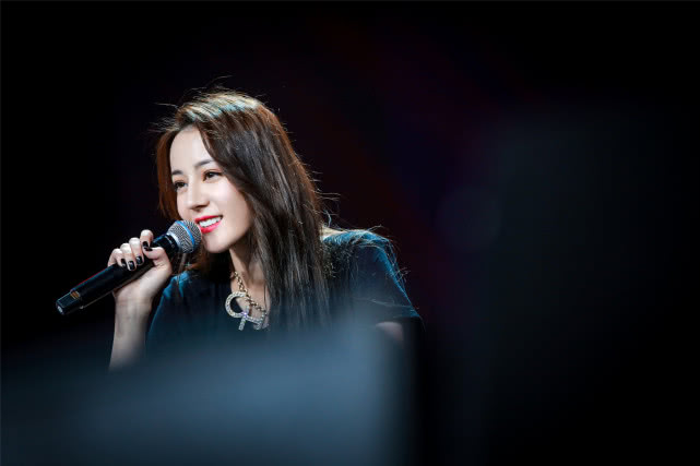 现场,迪丽热巴唱歌,街舞轮番挑战,相当卖力地重现了《创造营2019》的