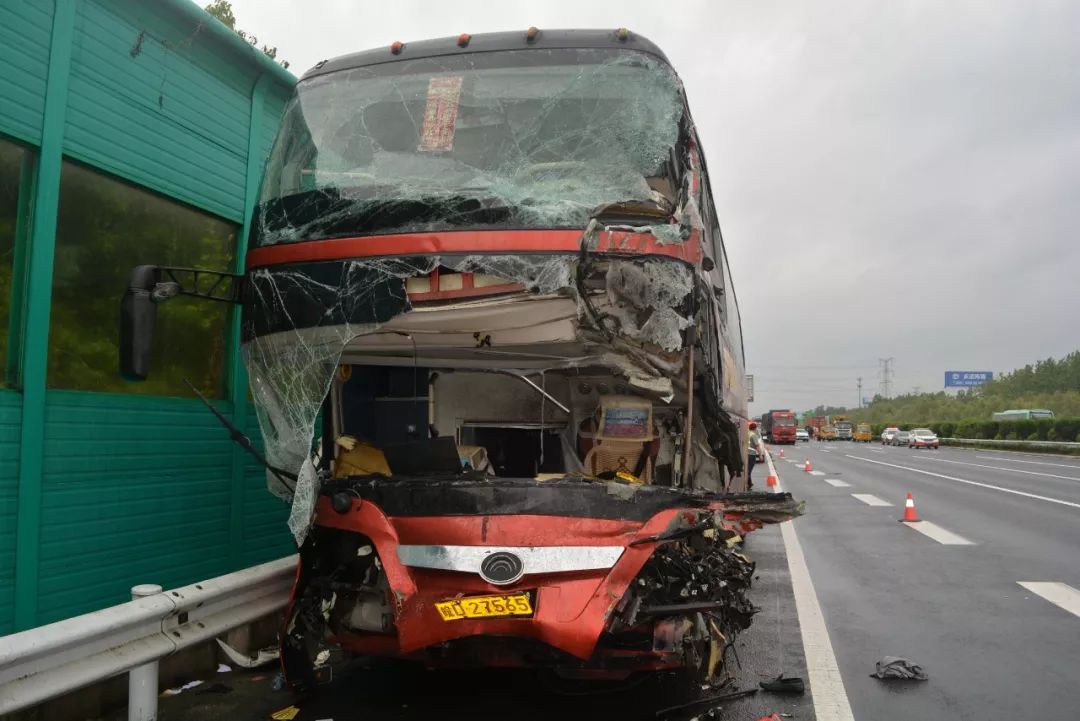 衝到了對向的車道, 與一輛迎面駛來的大客車相撞