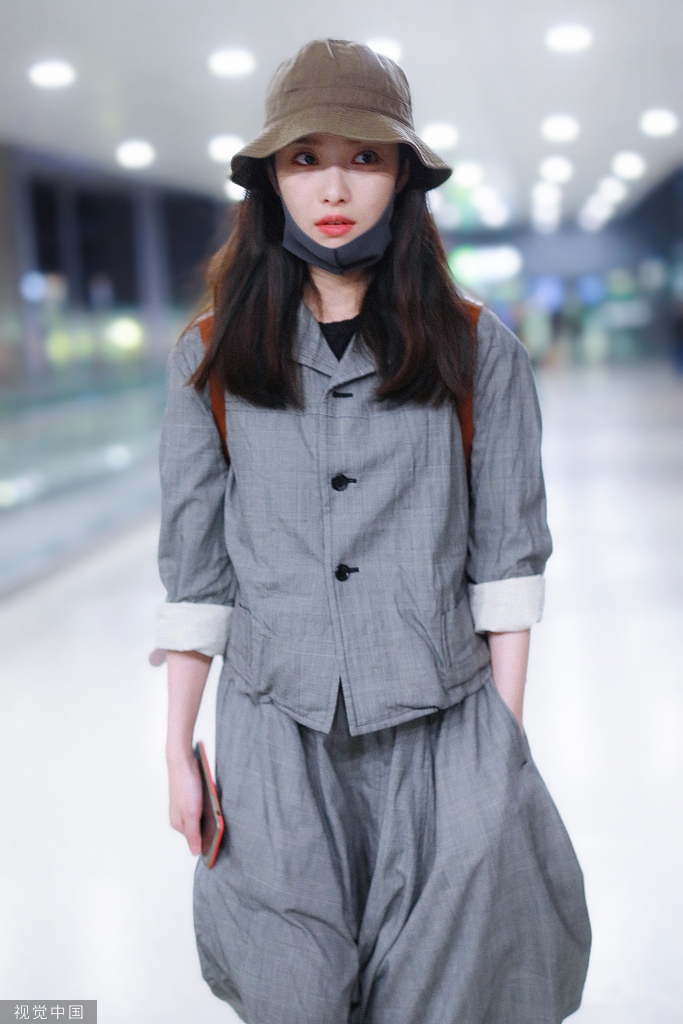 倪妮渔夫帽搭工装 歪头甜笑散发俏皮少女感