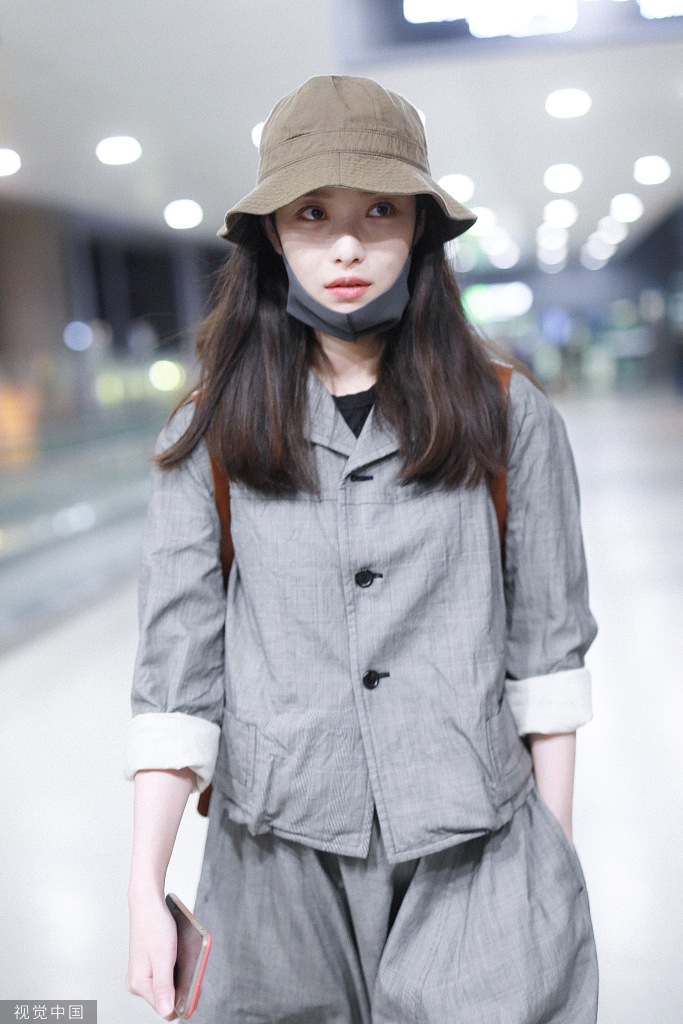 倪妮渔夫帽搭工装 歪头甜笑散发俏皮少女感