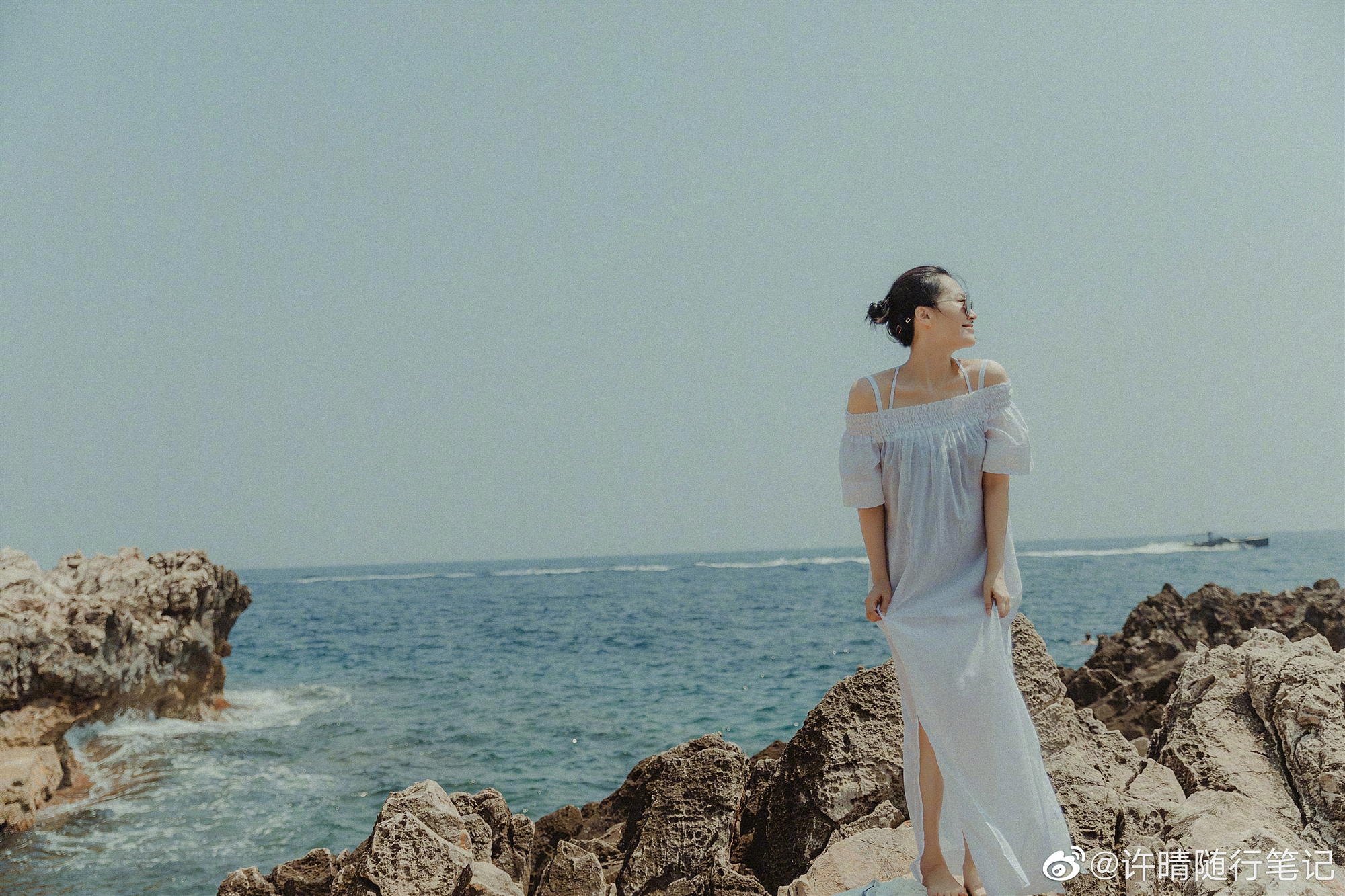 50岁许晴穿泳衣海中嬉戏长裙湿身尽显妩媚