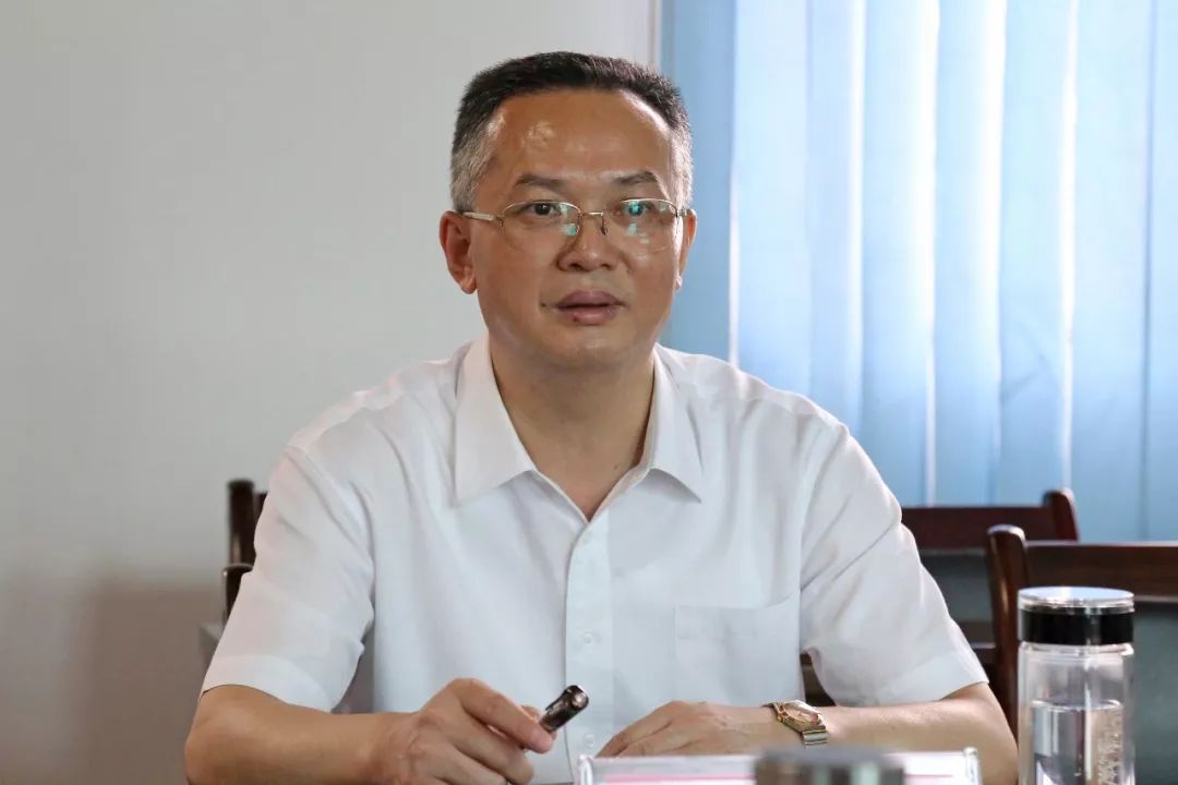 在市退役军人事务局,周振武主持召开座谈会,听取了朱冬明的工作汇报和