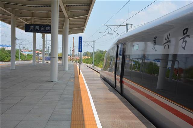 列车经过汉宜铁路,武冈城际运行,这是"复兴号"动车首次在武冈城际载客