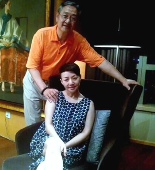 宋丹丹与老公出行被偶遇夫妇同框低调恩爱