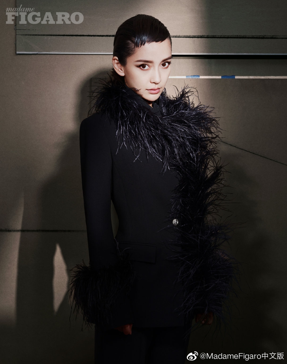 9月3日,angelababy为某杂志拍摄的衣服封面大片曝光,照片中baby身穿