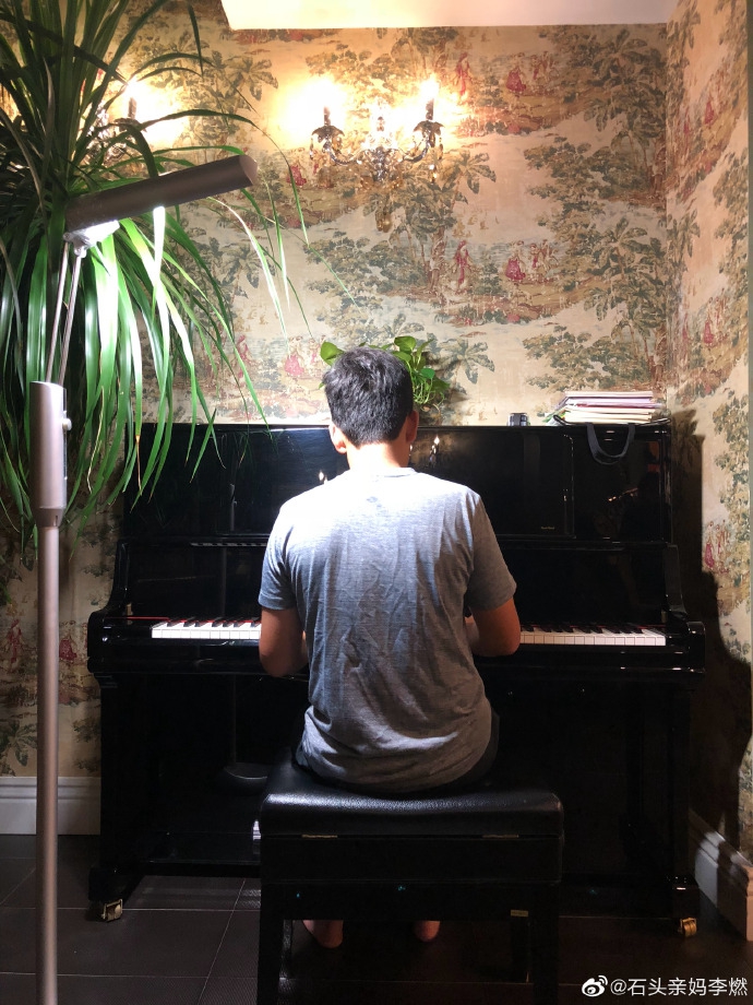 11日晚,郭涛妻子李燃在微博晒出儿子石头弹钢琴的照片,并模仿儿子口吻
