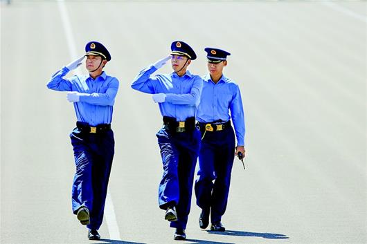 图为昨日,景涛少将和赵永远少将率空军方队受阅 新华社发