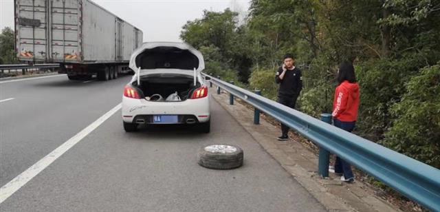 送朋友赶飞机的轿车在高速公路抛锚,幸有交警热心相助-荆楚网-湖北日
