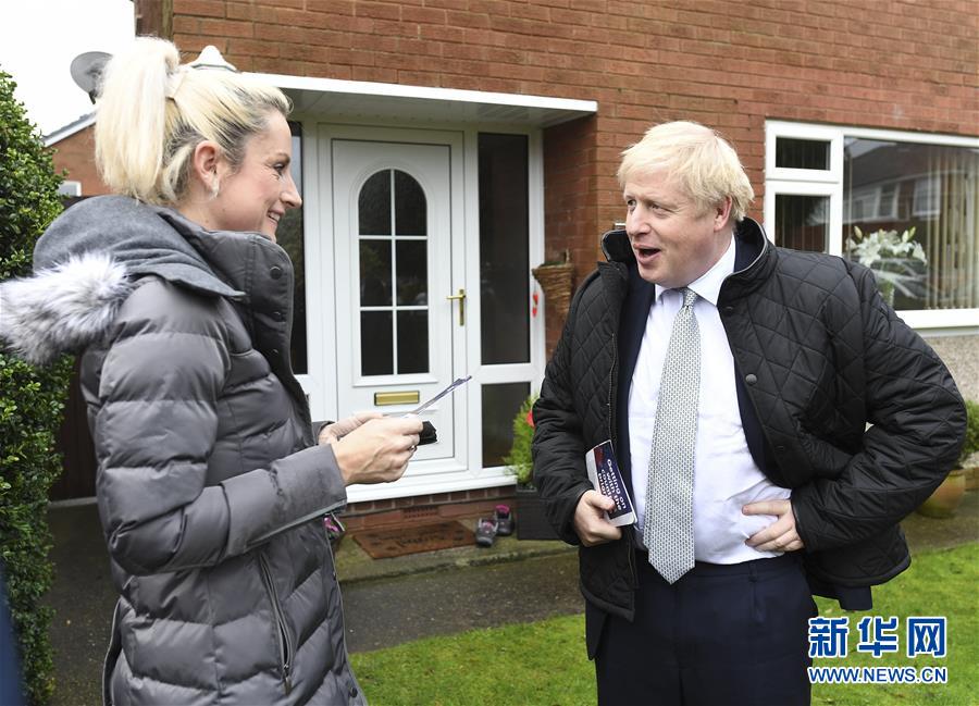 英国首相鲍里斯·约翰逊为大选拉票