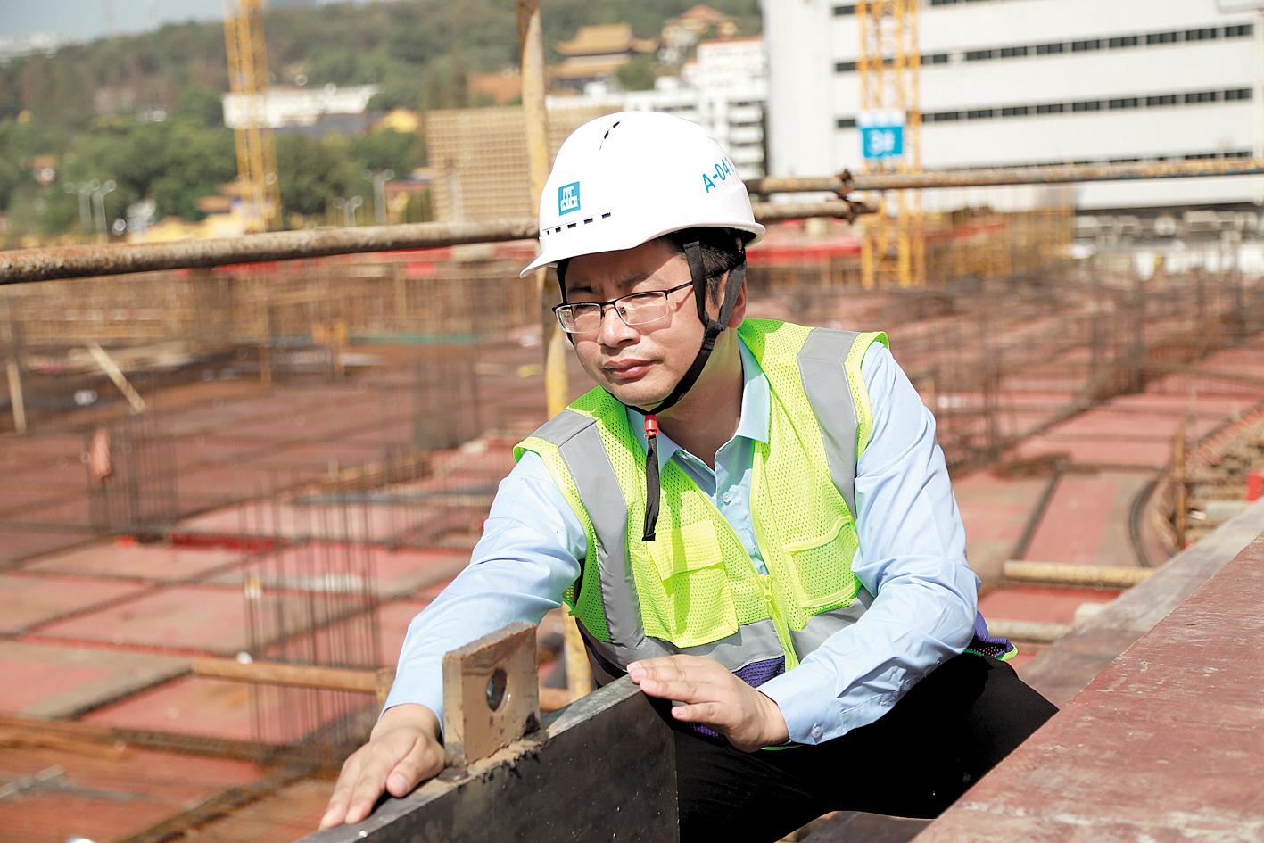 叶建在工地研究施工技术.