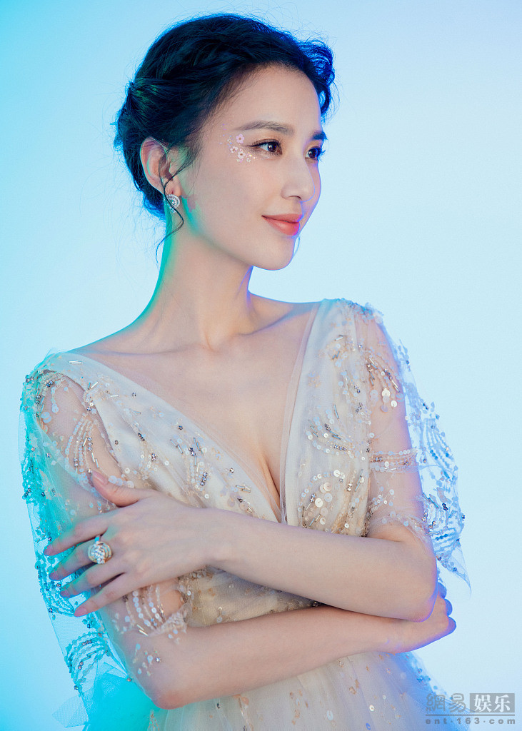 黄圣依拍唯美写真 礼服仙气飘飘展好身材