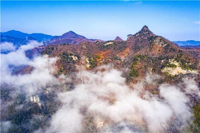 梦幻云雾绕群山 雪后山乡如画境