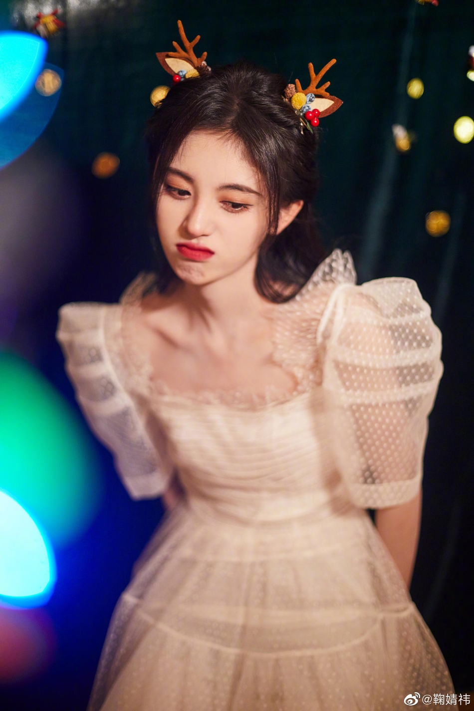 鞠婧祎戴鹿角拍写真 穿蕾丝纱裙上演锁骨杀