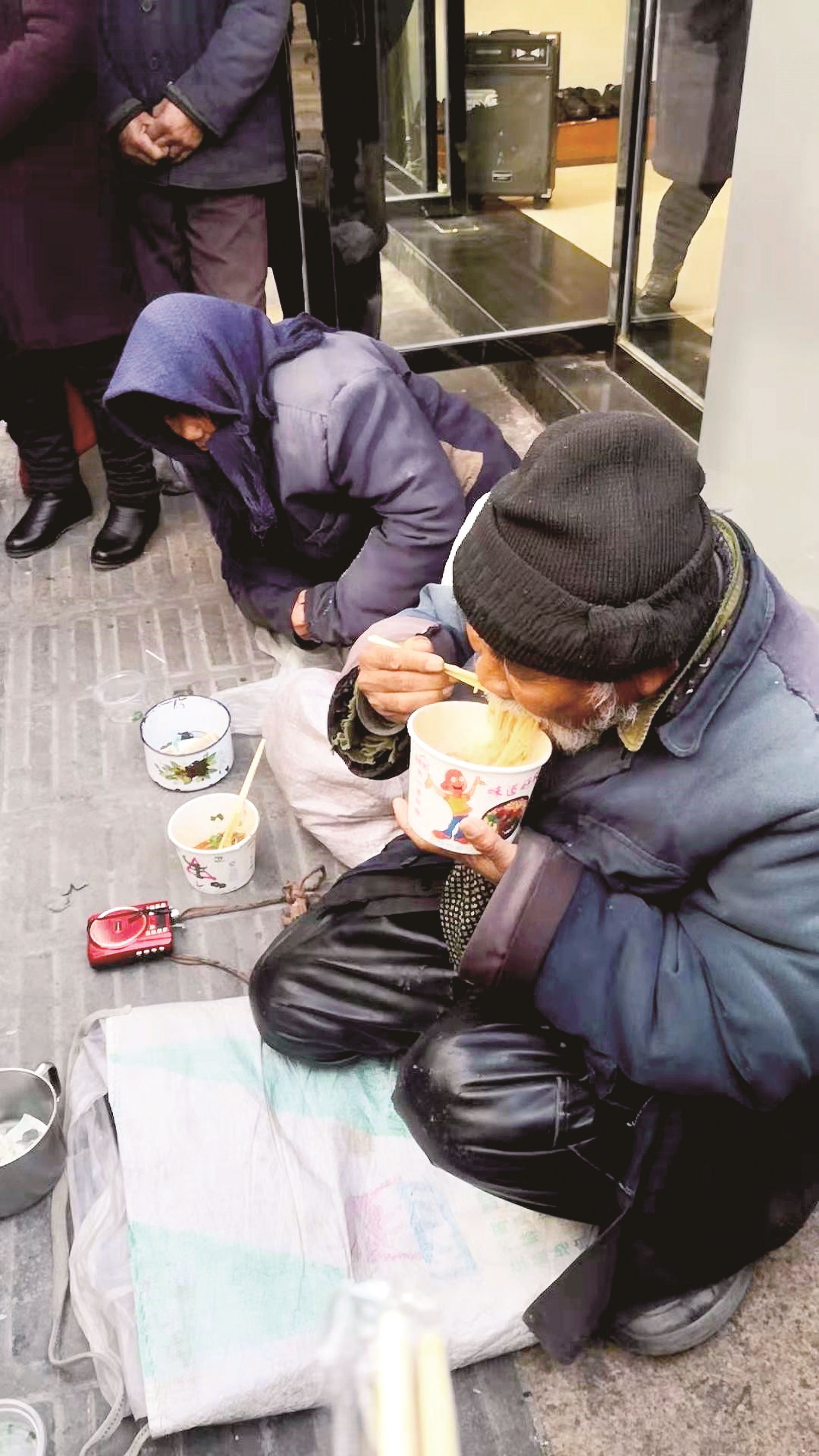 一群乞丐要饭图片图片