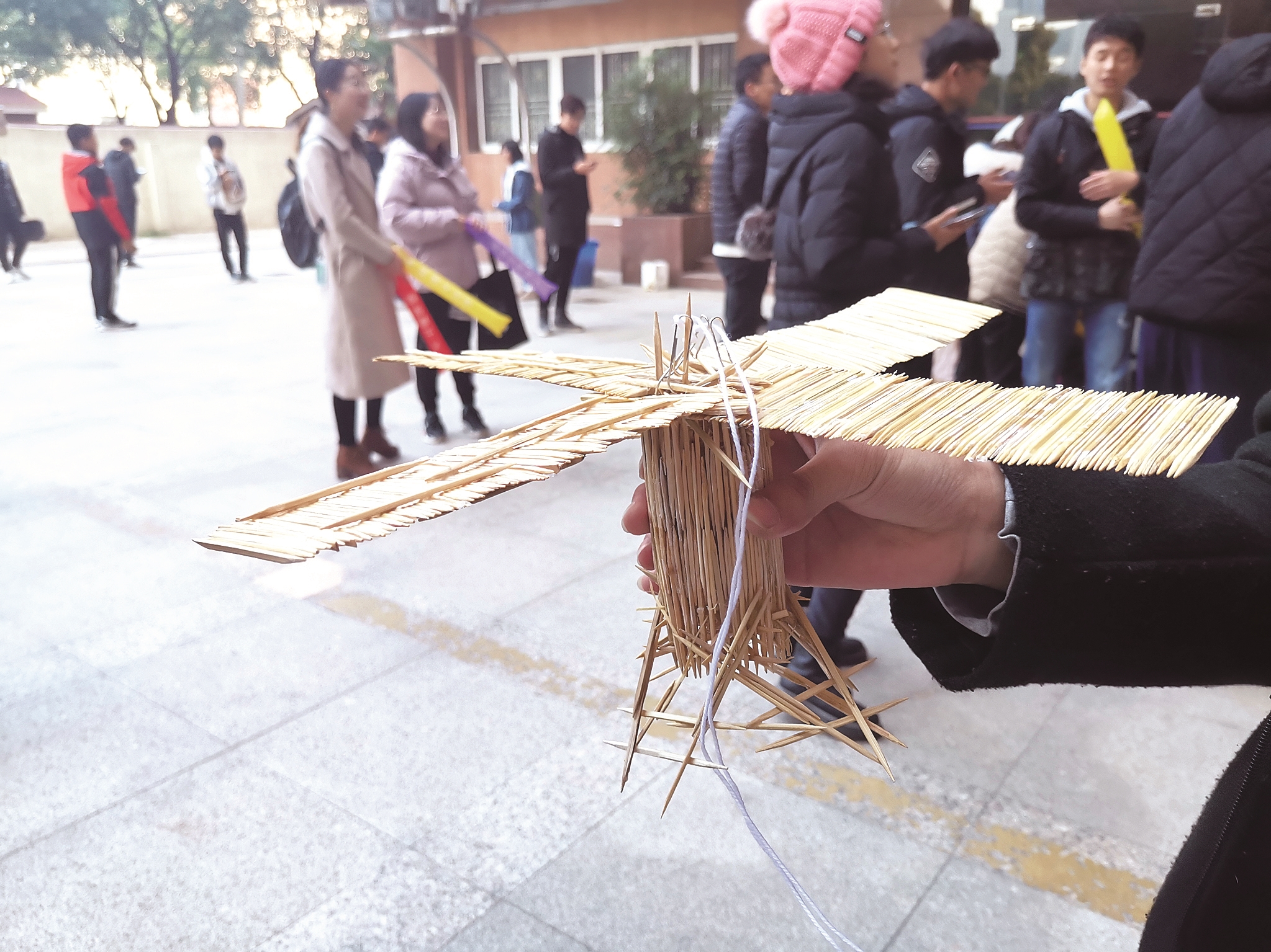 "……12月7日,武汉理工大学在鉴湖教学楼举行"高空护蛋"大赛.