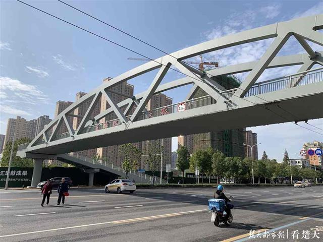 发现大部分路段有护栏,只有五里墩到十里铺约两公里的路段没有护