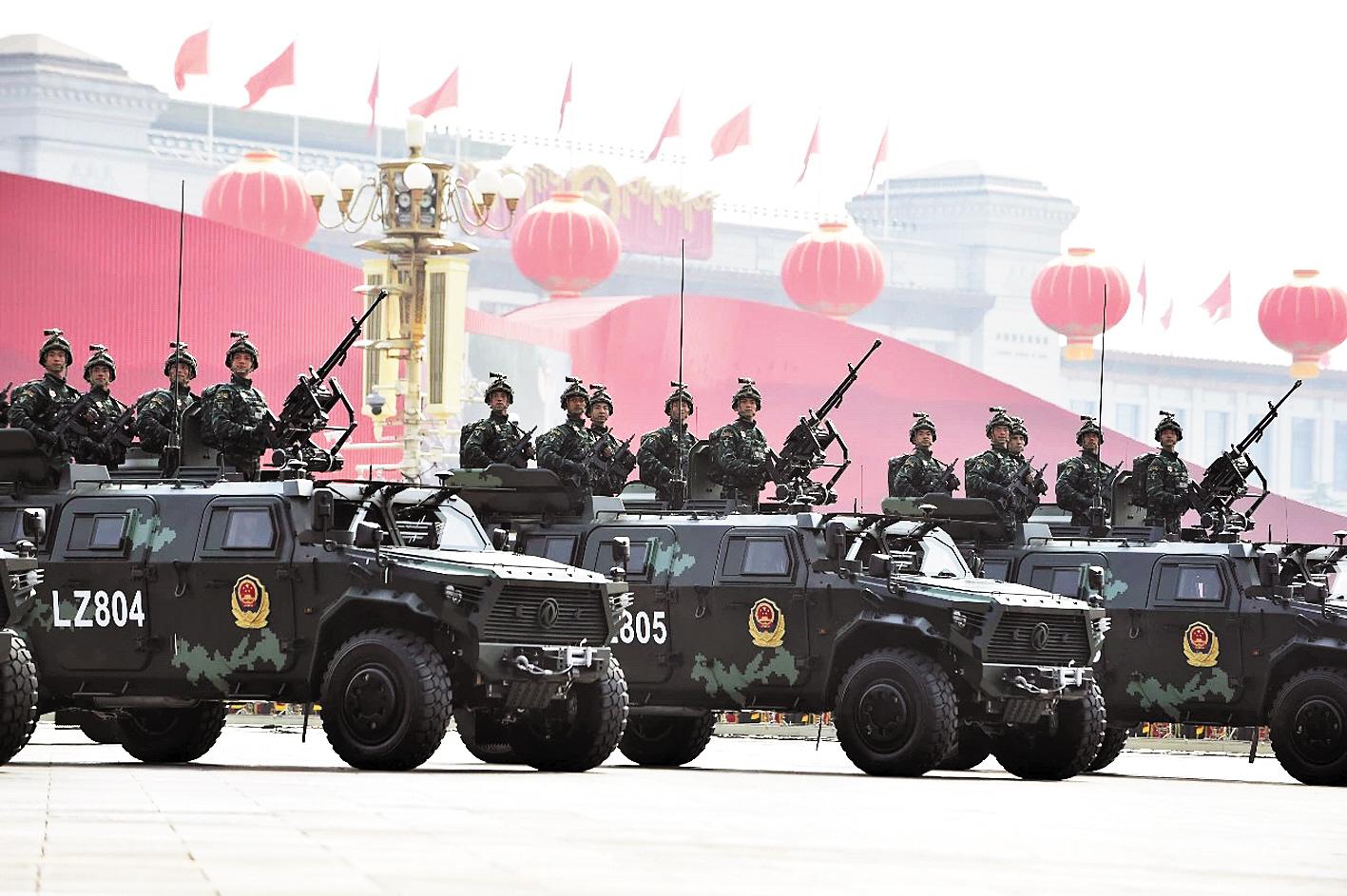 2019年10月1日,新中国成立70周年阅兵现场,135辆东风军车接受检阅.