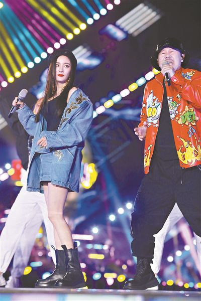 杨幂(左),腾格尔等在湖南卫视跨年演唱会演绎《野狼disco》在跨年之夜