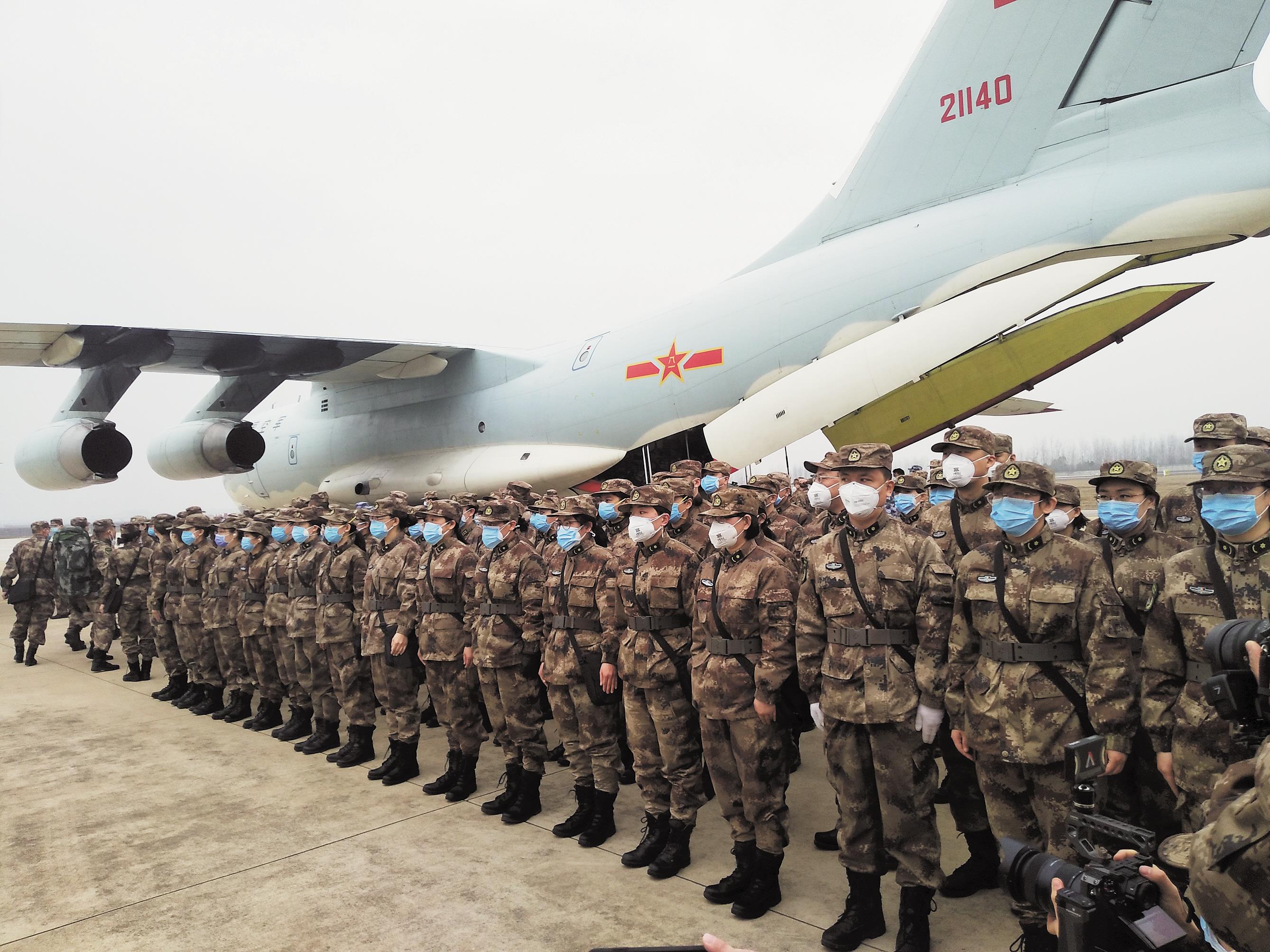 2月2日上午,联勤保障部队所属医院抽组医疗队抵达武汉天河机场