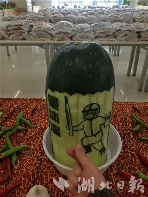 中部战区总医院员工食堂的工作人员利用冬瓜等食材雕刻成一个个生动