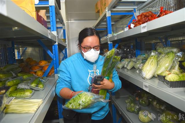 盒马员工在店内拣货.盒马员工在店内拣货.