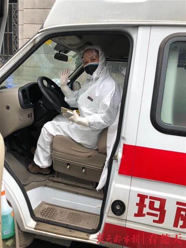 50岁女教师志愿开救护车一个多月,为了少上厕所不吃午饭