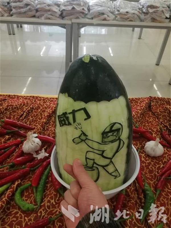 中部战区总医院员工食堂的工作人员利用冬瓜等食材雕刻成一个个生动