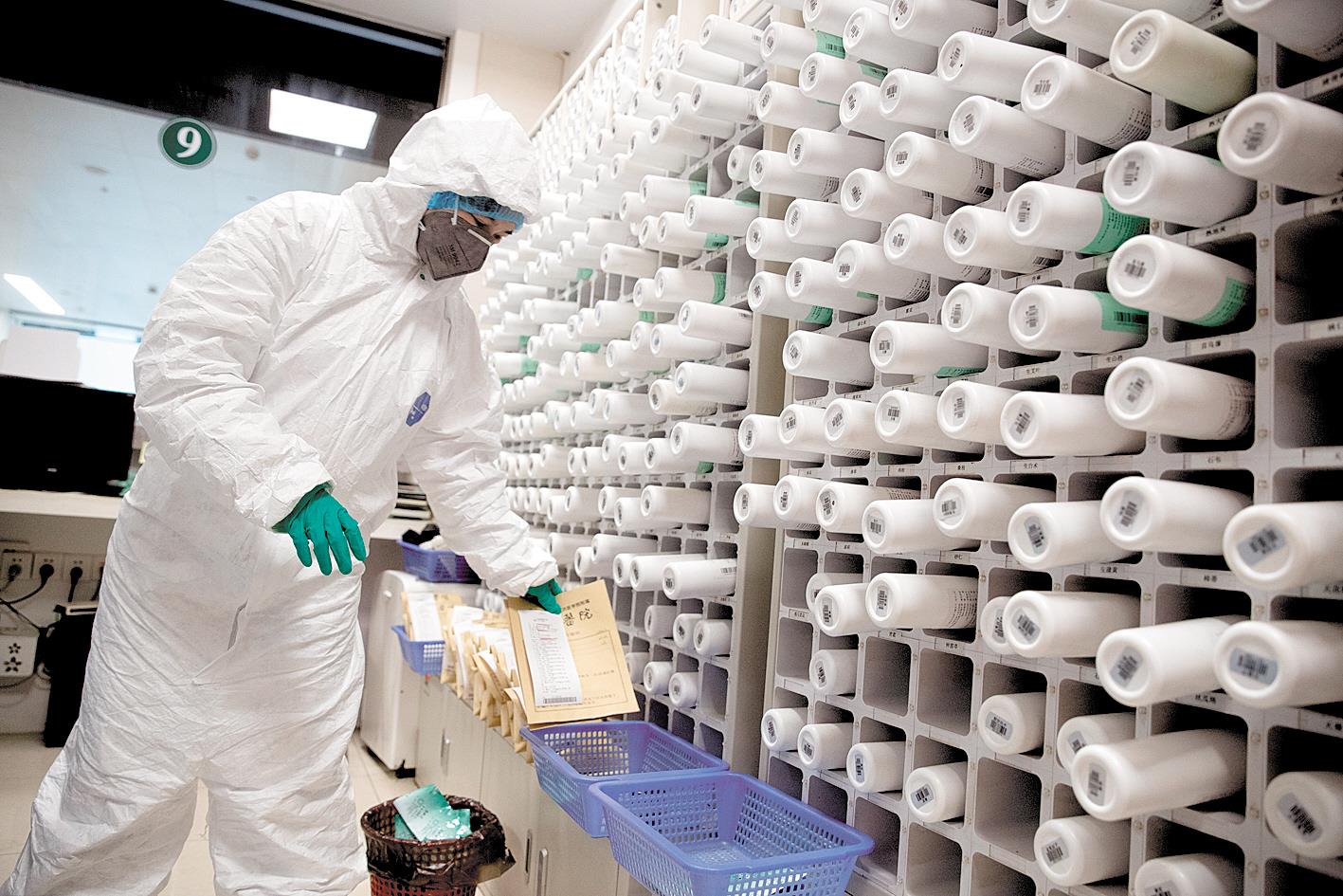 3月2日,华中科技大学同济医院中法新城院区中药房,工作人员在智能配药