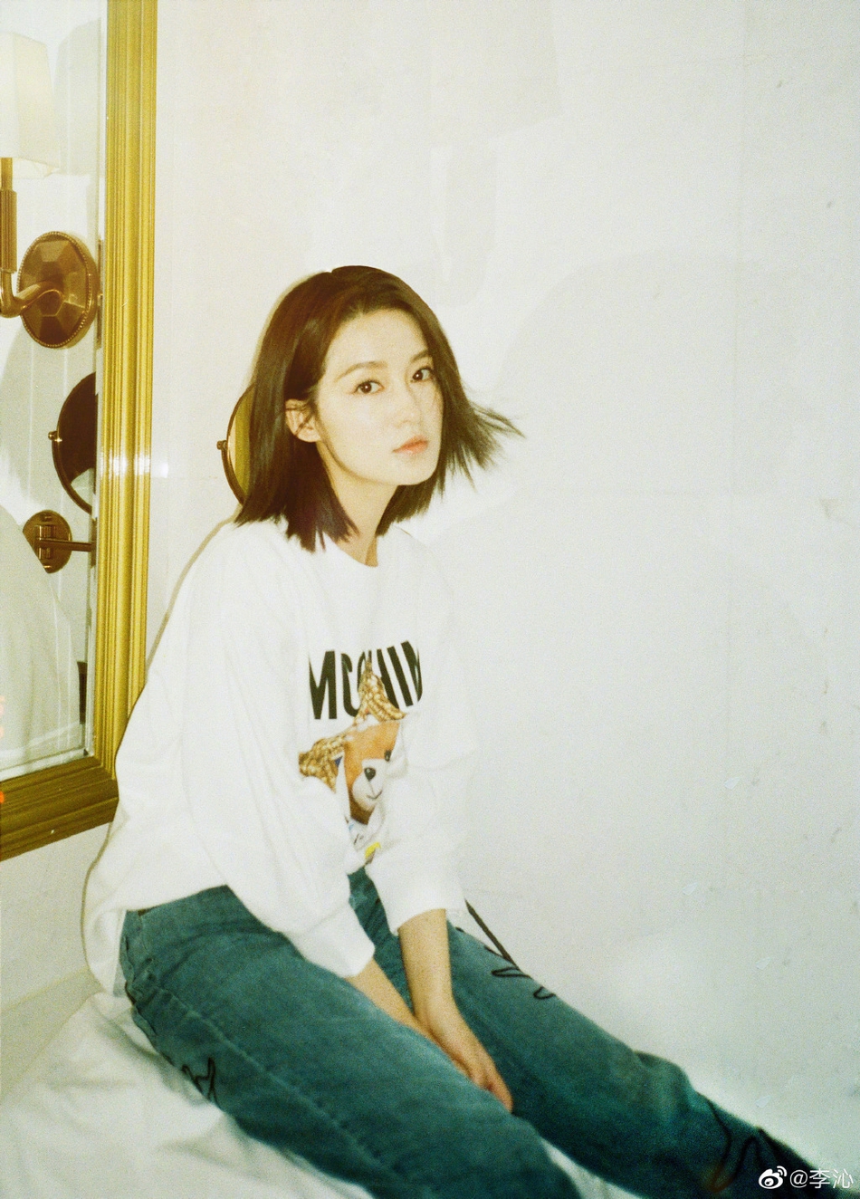 李沁留短发清爽文艺 十分甜美