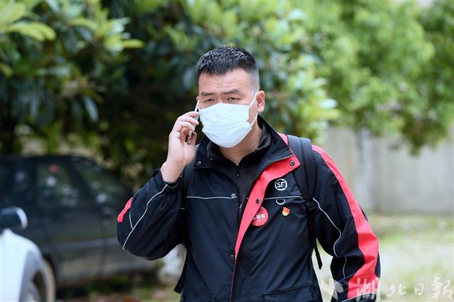 汪勇变身社区管家关爱包免费送老人