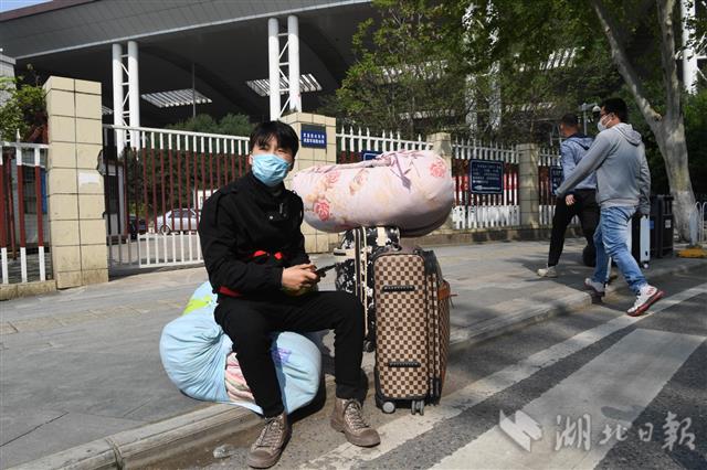 4月8日,因看病滞留武汉的一家人打包行李,准备返回襄阳老家