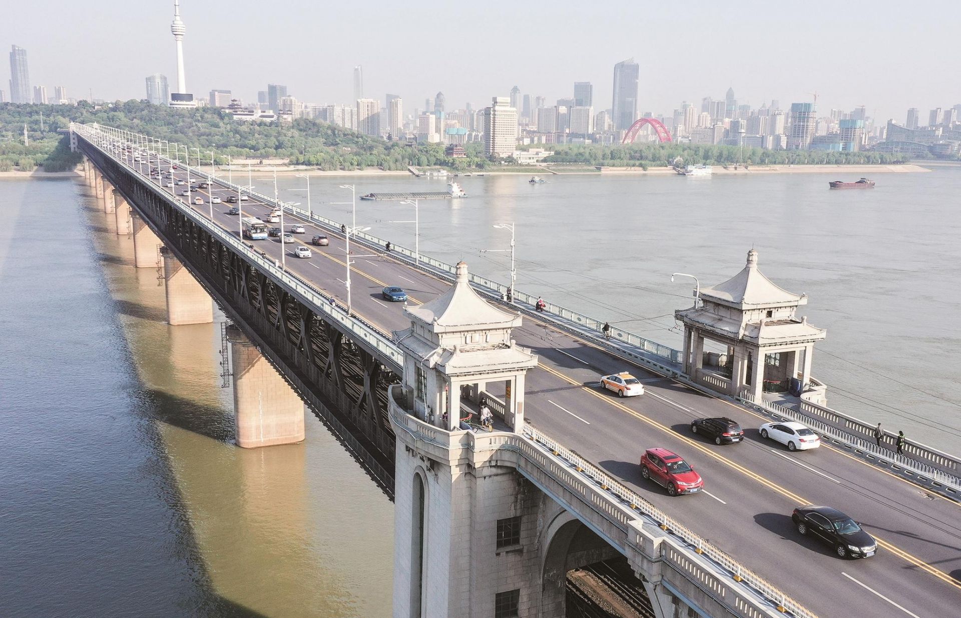 武汉公共交通运力恢复近八成