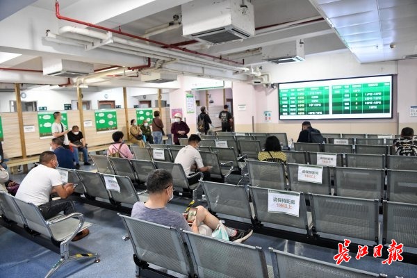 武汉:医院间隔落座候诊