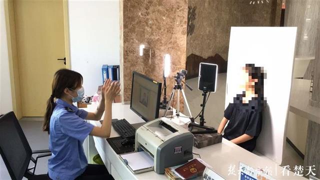 地赶到洪山区和平派出所户籍窗口,"警察同志,我女儿的身份证不见了,她