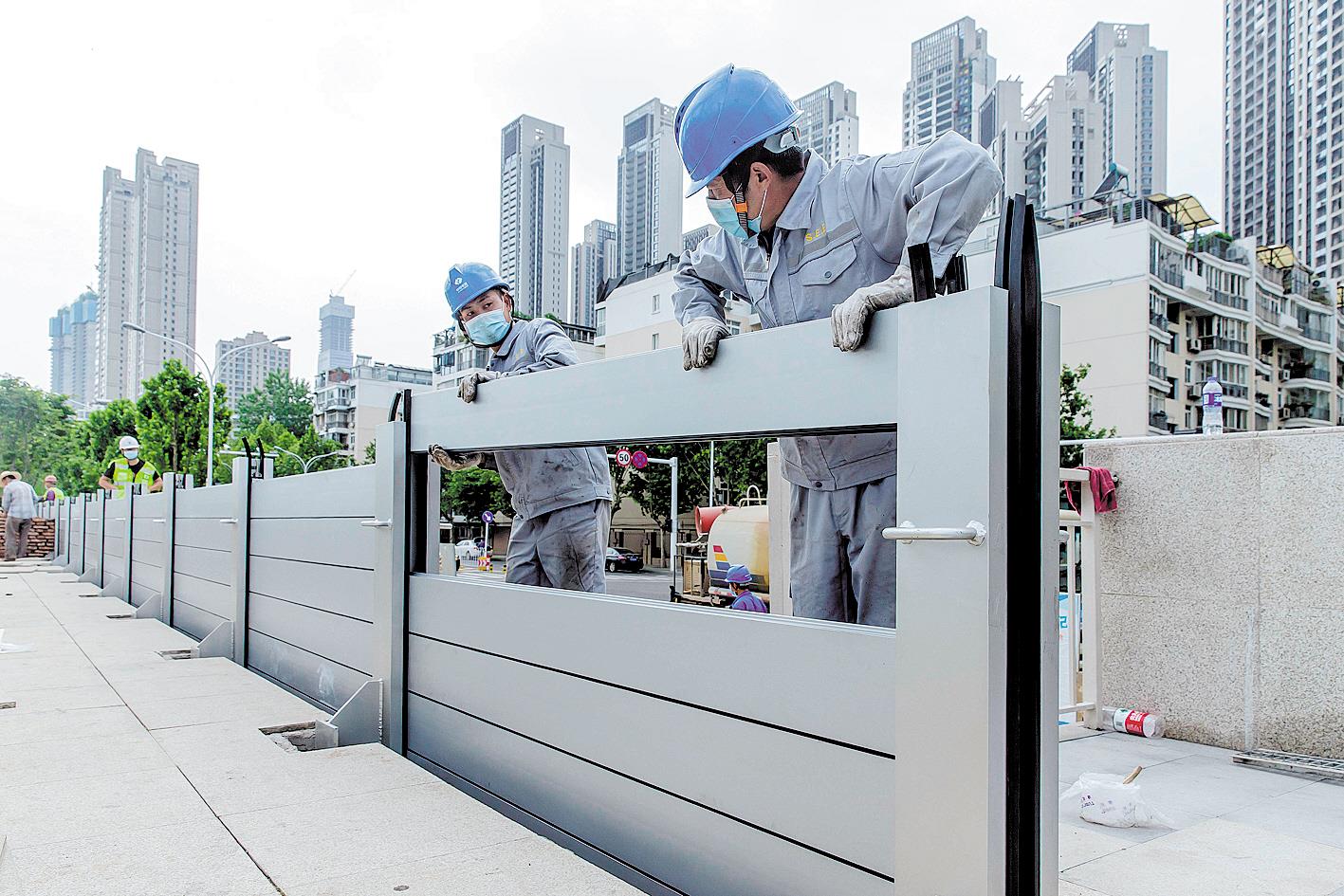 汉口江滩安装拼装式防洪墙图